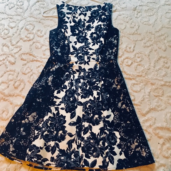 Jessica Simpson A-line navy/ white floral dress - Picture 3 of 4